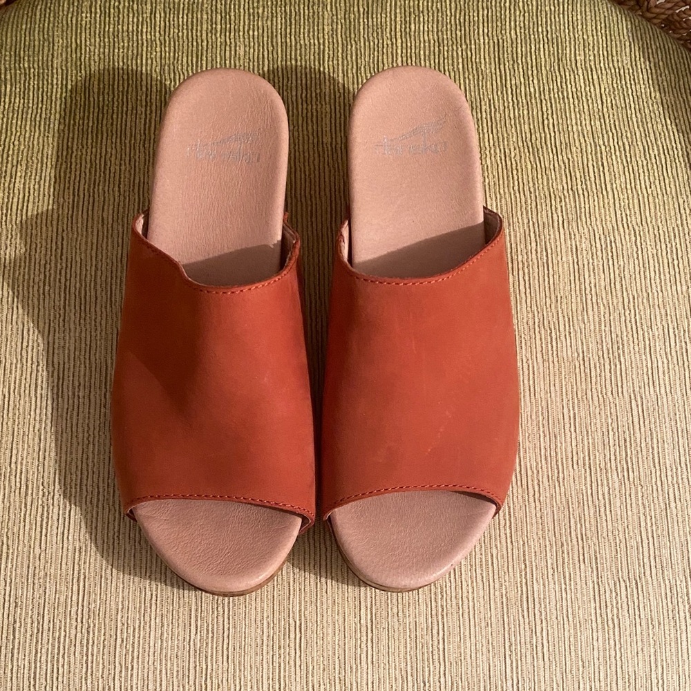 Dansko Macy Coral Leather Slide Sandals. Euro 38. Excellent Condition.